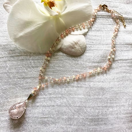 ロングネックレス　淡い薔薇色〈Pale rose color〉★ヒーリングシリーズ