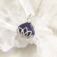 ペンダント トップ　蓮の花・チャロアイト〈Lotus flower and charoite〉★ヒーリングシリーズ