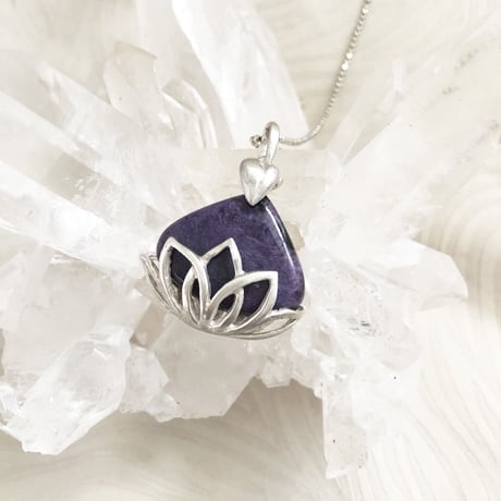ペンダント トップ　蓮の花・チャロアイト〈Lotus flower and charoite〉★ヒーリングシリーズ