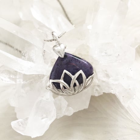 ペンダント トップ　蓮の花・チャロアイト〈Lotus flower and charoite〉★ヒーリングシリーズ