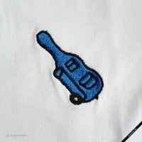【受注生産】刺しゅうTシャツ［青いコントラバス運搬中］