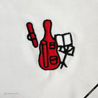 【受注生産】刺しゅうTシャツ［赤いコントラバスの練習］