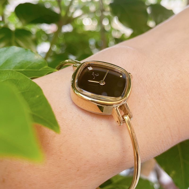 稼働✨ バングルウォッチ　LISA　ゴールド×グリーン　花　七宝　【新品電池】 腕時計 レディース ニッケルフリー シェルダイヤル バングル