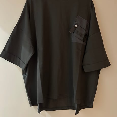 フラップ胸ポケットtee