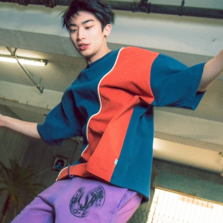 big logo big tee
