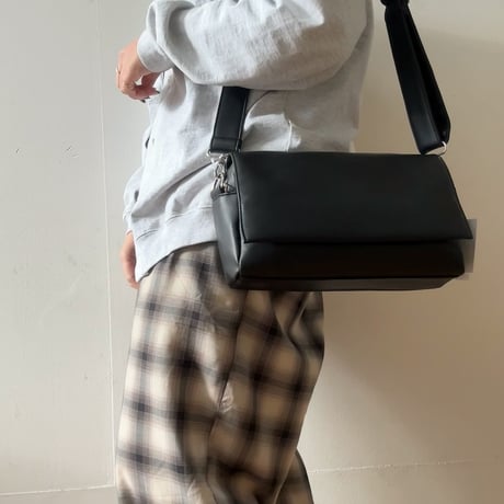 フェイクレザーボディバッグ