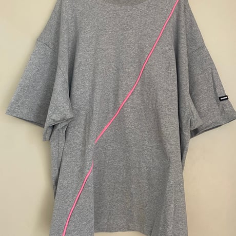 big logo big tee