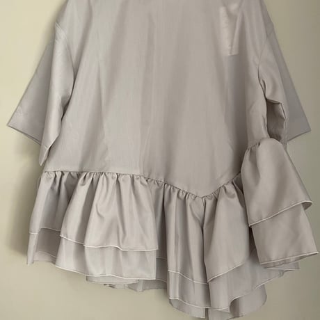 ペプラムフリルブラウス
