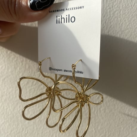 フラワーワイヤーピアス