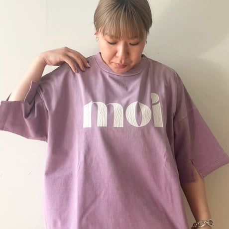 moi ロゴプリントTシャツ