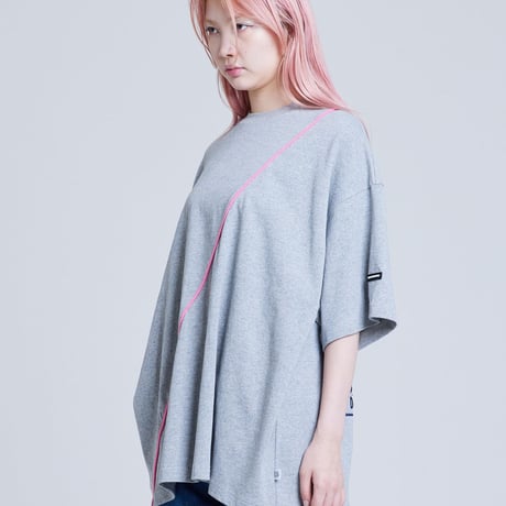 big logo big tee
