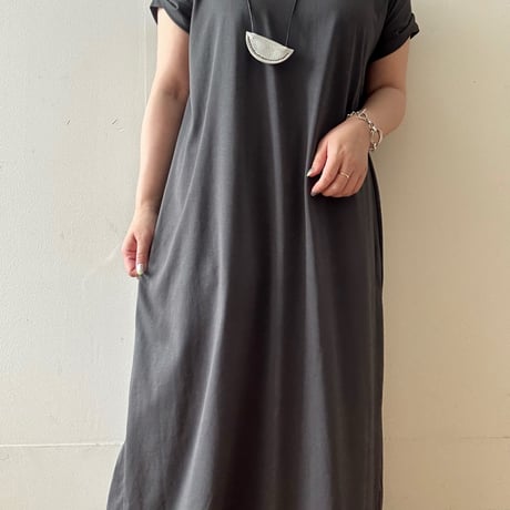 バックオープンカットワンピース