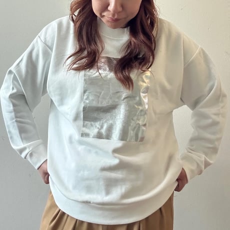 箔プリントプルオーバー