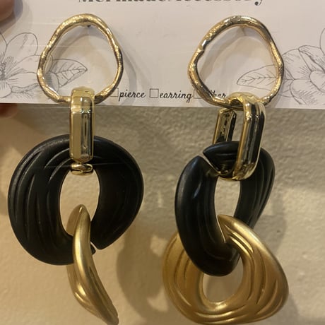 ゴールド×ブラックピアス