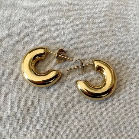 立体フープピアス