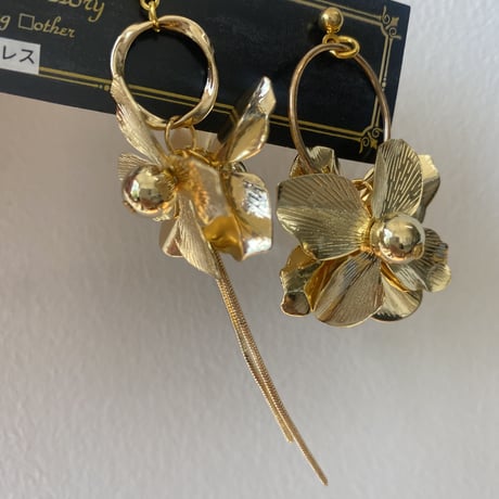 大ぶりフラワーピアス