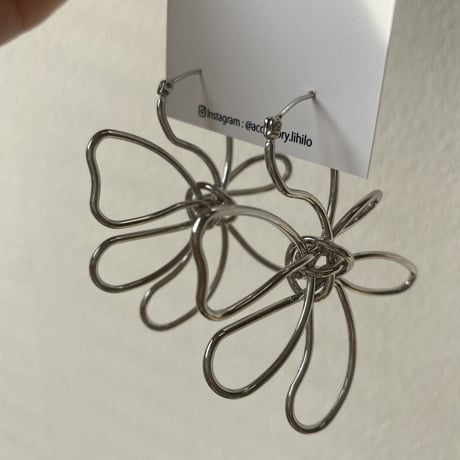 フラワーワイヤーピアス