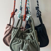 パラコードハンドルギャザーショルダーバッグ