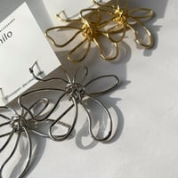 フラワーワイヤーピアス