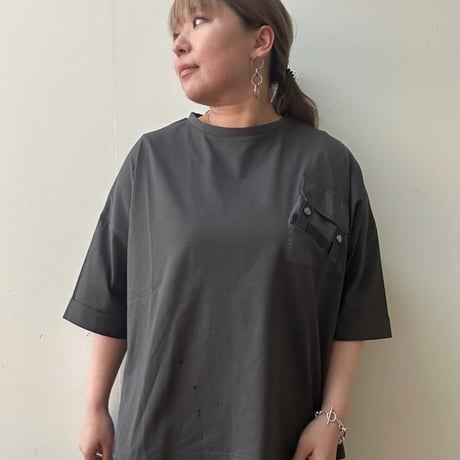フラップ胸ポケットtee