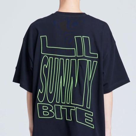 big logo big tee