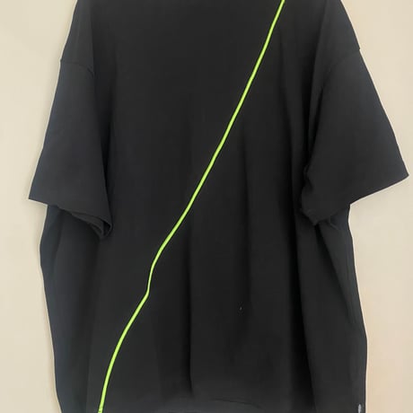 big logo big tee