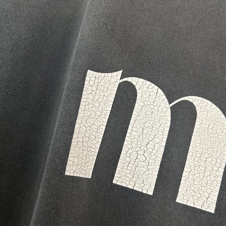 moi ロゴプリントTシャツ