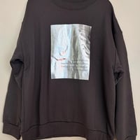 箔プリントプルオーバー