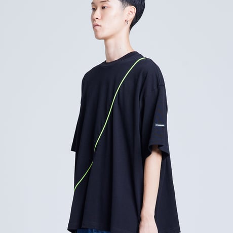 big logo big tee