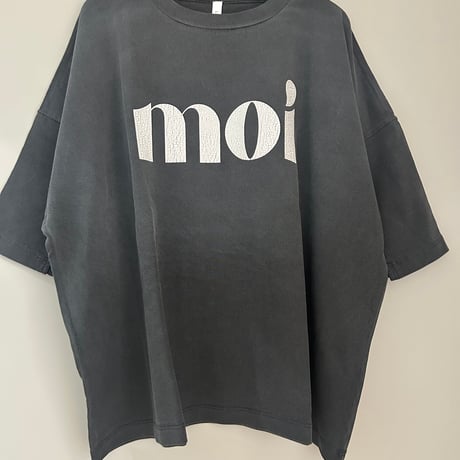 moi ロゴプリントTシャツ