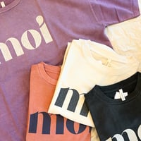 moi ロゴプリントTシャツ