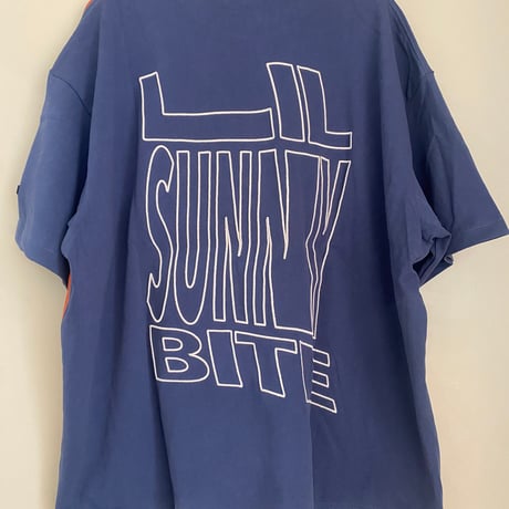 big logo big tee