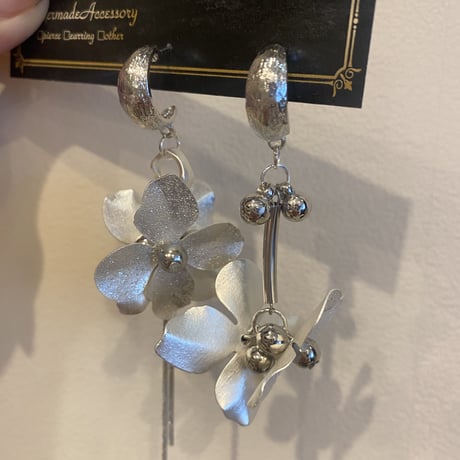 大ぶりフラワーピアス