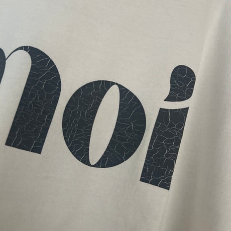 moi ロゴプリントTシャツ