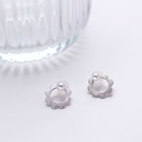 Carino Carinoプチピアス(シルバー色・花)