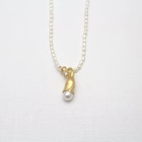 パールのお花つぼみペンダントトップ（ゴールド色）