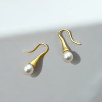 淡水パールのスウィンギングピアス (ゴールド色)