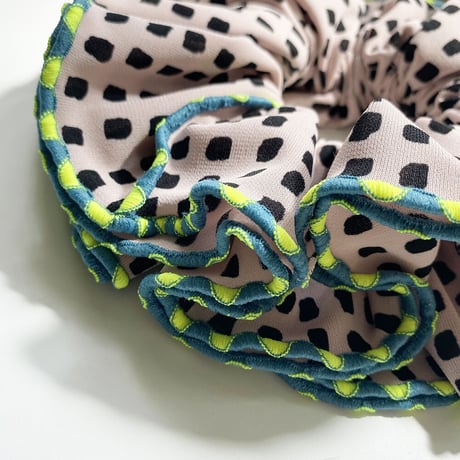 【MiKO】Big scrunchie "square polka dots"