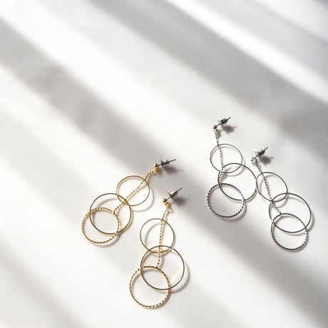 SALE スリーリングスイングピアス/イヤリング
