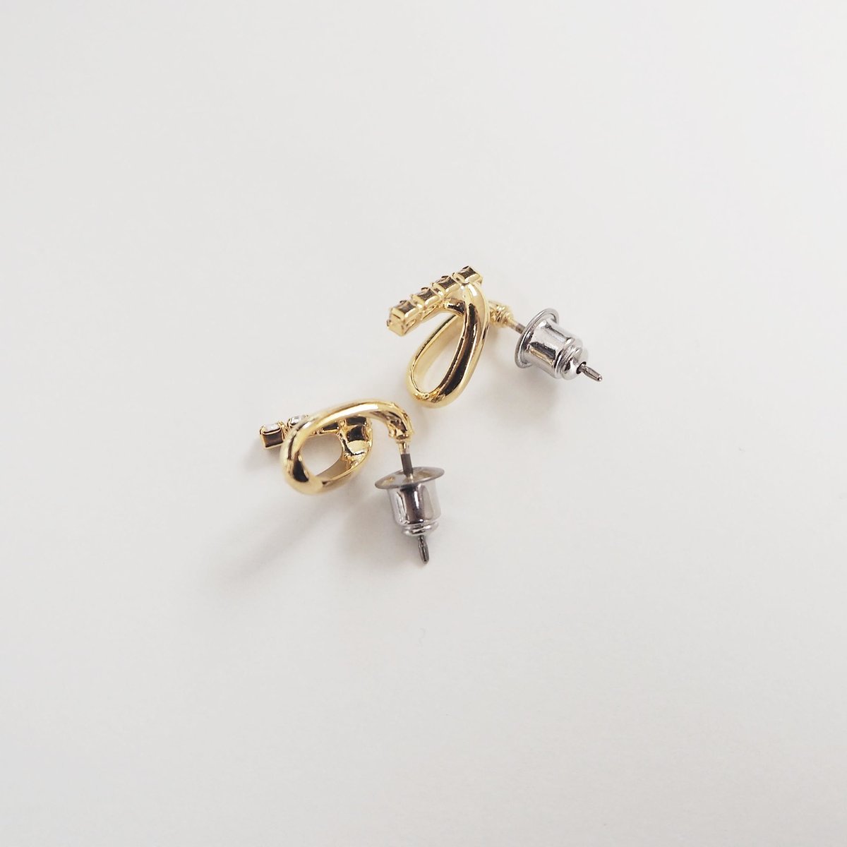 SOWi SOWI オーバル型ツイストピアス sowi（ソーイ）の「K10 レースフープイヤリング ツイスト