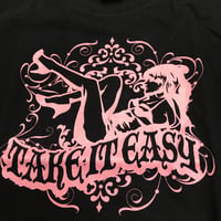 足を組んだ美女が人目を惹いちゃう！[ブラック]鈴木悟オリジナル綿Tシャツ！