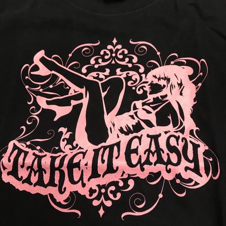 足を組んだ美女が人目を惹いちゃう！[ブラック]鈴木悟オリジナル綿Tシャツ！
