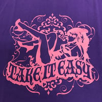 足を組んだ美女が人目を惹いちゃう！[パープル]鈴木悟オリジナル綿Tシャツ！