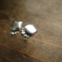 ふるふる飾り猫ピアス -白猫-​