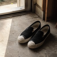 " soy " SLIP-ON SNEAKER