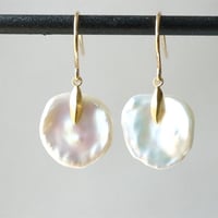 Freshwater pearl earrings / Flat / Dagger