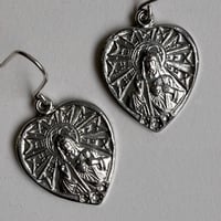 幸せを運ぶ、ハートに刻まれた祈りのメダイ ピアス/イヤリング