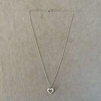 大人の洗練されたアクセント　オープンハートモチーフネックレス