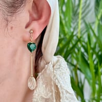 愛と輝きを耳元に　エメラルドグリーンヴィンテージハートピアス/イヤリング