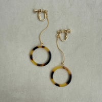 大人の遊び心を楽しむヴィンテージべっ甲モチーフのピアス／イヤリング